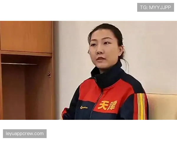 袁心玥私下穿拖鞋逛超市,队友说她衣柜里全是高定 袁心玥私下穿拖鞋逛超市,队友说她衣柜里全是高定